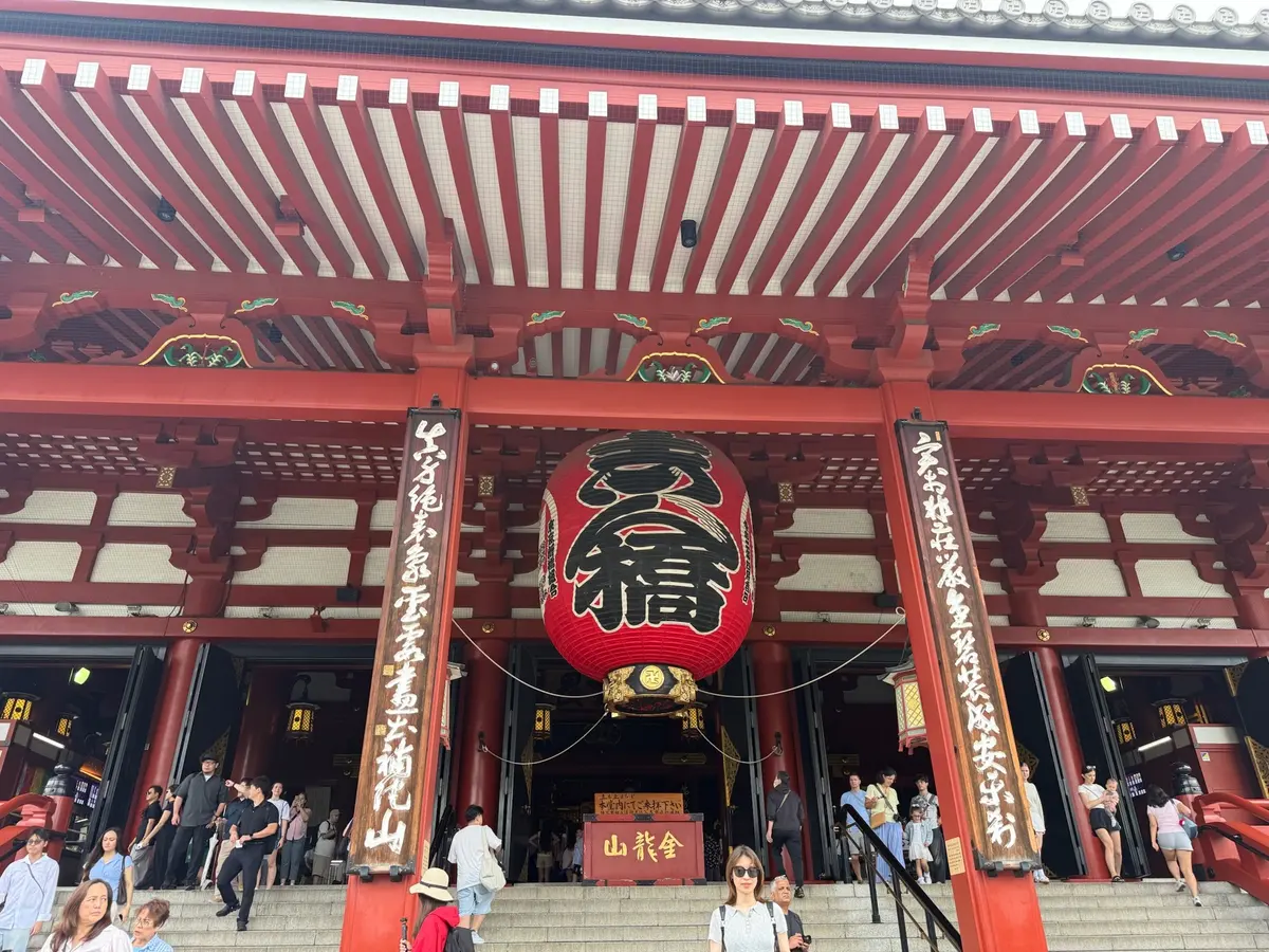 Kaminarimon gate lantern at Senso-ji temple in Tokyo.